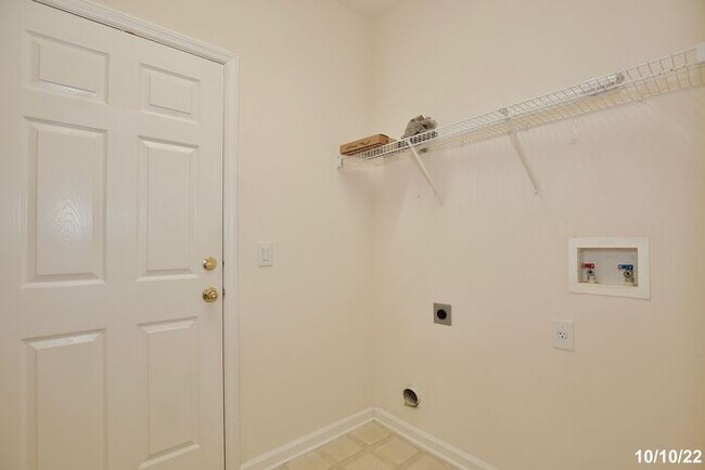 Building Photo - Amazing 3/2 Spacious Home with a Bonus Roo...