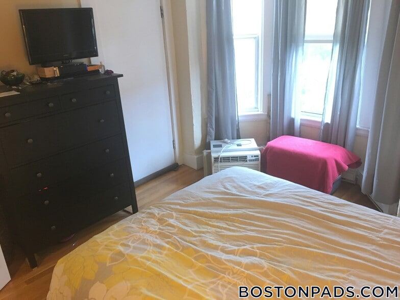 Building Photo - 506 E Broadway