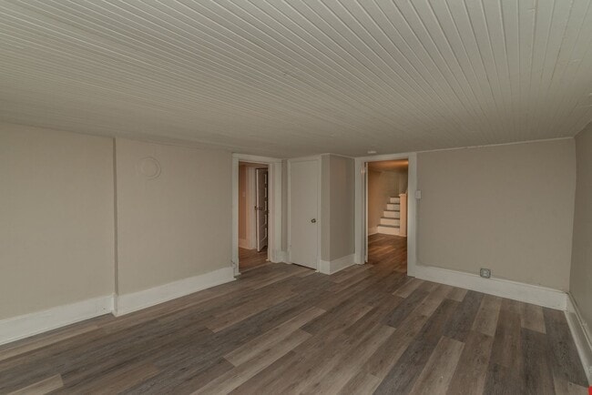 Building Photo - $650- Updated 2 bed/1 bath apartment near Medical Center, with brand-new appliances!