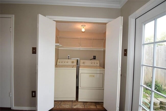 Building Photo - 9323 Westwood Village Dr