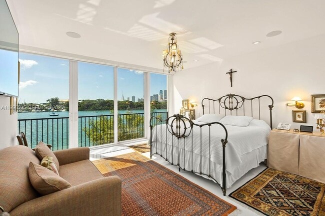 Building Photo - 1000 Venetian Way