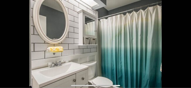 Building Photo - 2035 S Elm St