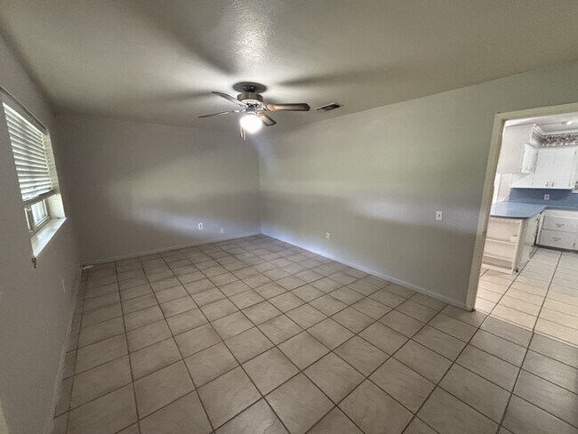 Building Photo - 906 Meadow Ln