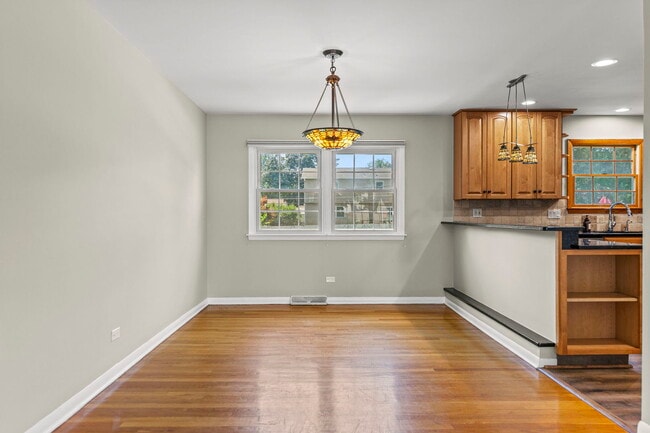 Building Photo - 1105 E Alder Ln