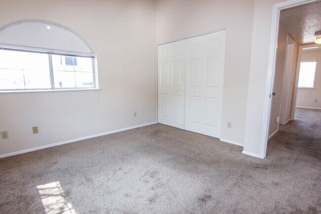 Building Photo - 415 S Alarcon St