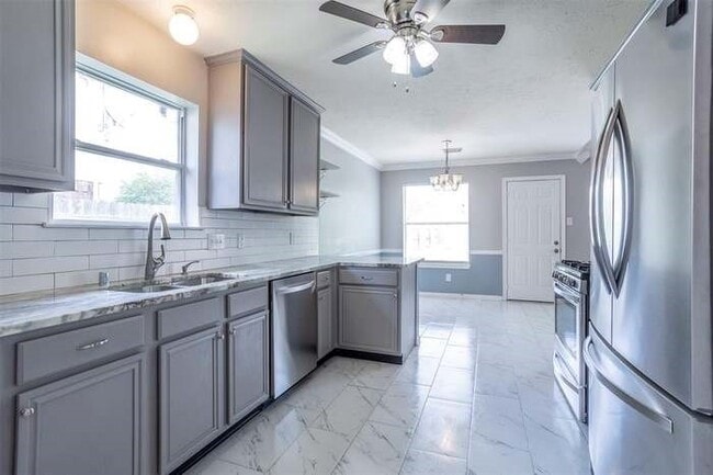 Building Photo - 221 Armand Bay Dr