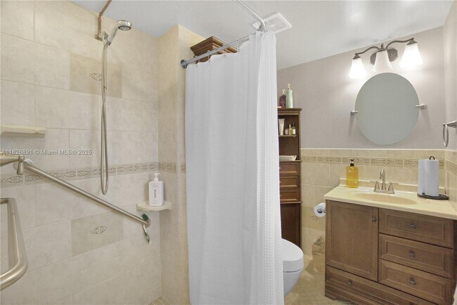 Building Photo - 4770 Holly Dr