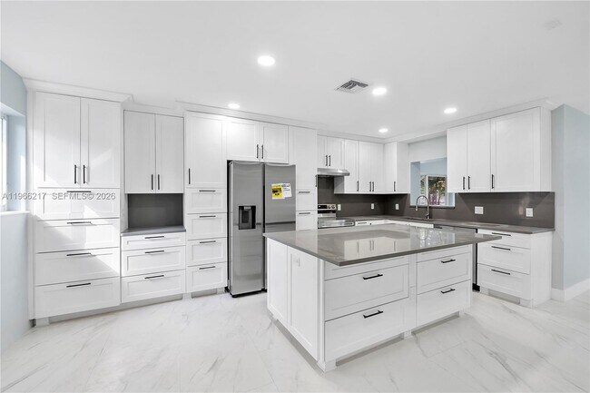 Building Photo - 4725 NW 5th Ct