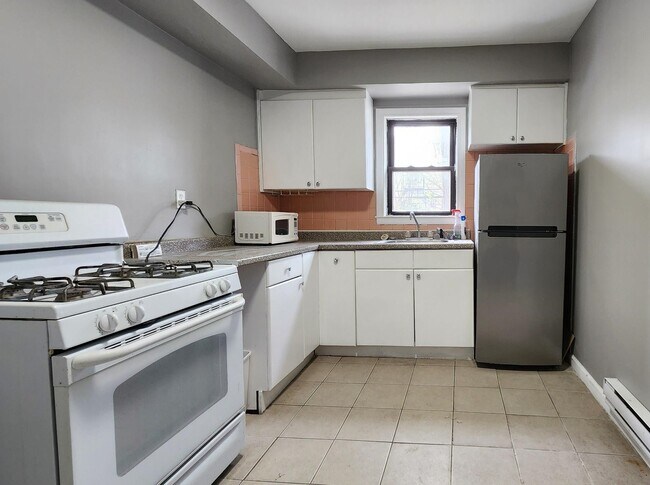 Building Photo - 423 2nd St