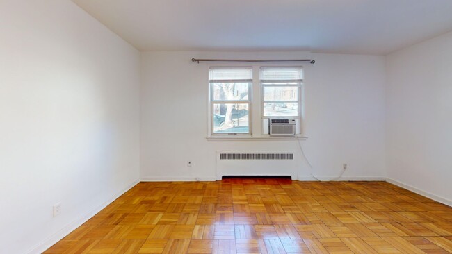 Building Photo - Quiet Glover Park One Bedroom W/Plenty of ...