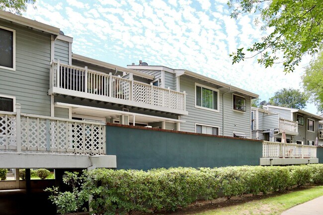Building Photo - Charming condo in Fremont in a beautiful community – HUGE balcony!