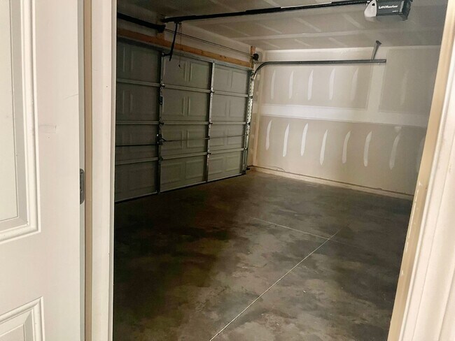 Building Photo - Available Now – Spacious 4BR Home on 1.5 Acres in Rural Hall!