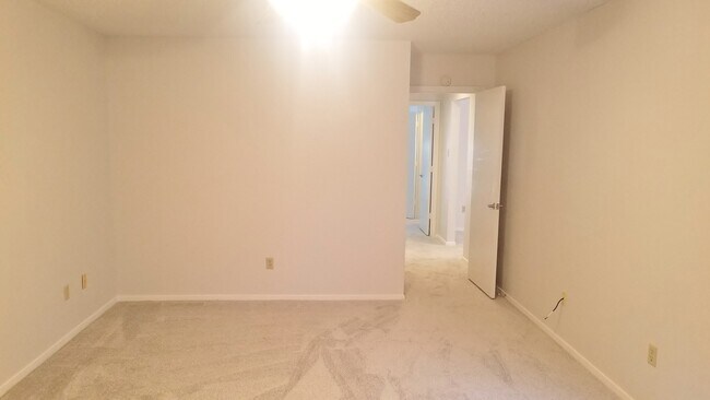 Building Photo - Spacious, Remodeled Duplex Unit Near Hulen...