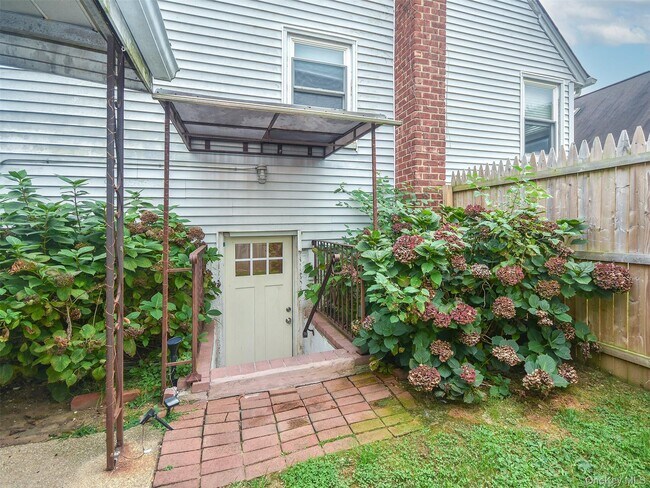 Building Photo - 3 Pequot Ave