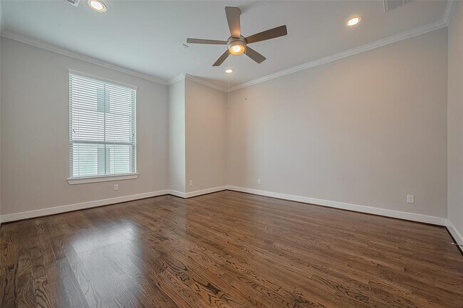 Building Photo - 5837 E Post Oak Ln