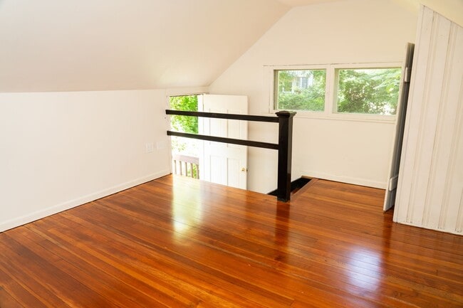 Building Photo - Large 4 Bedroom Home On Oakhurst Circle