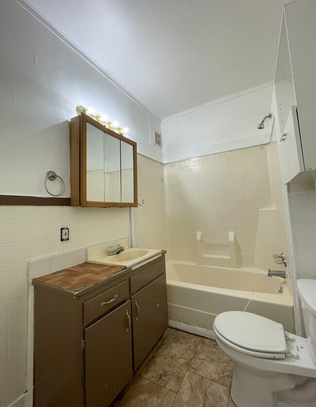 Building Photo - 619 N Washington St