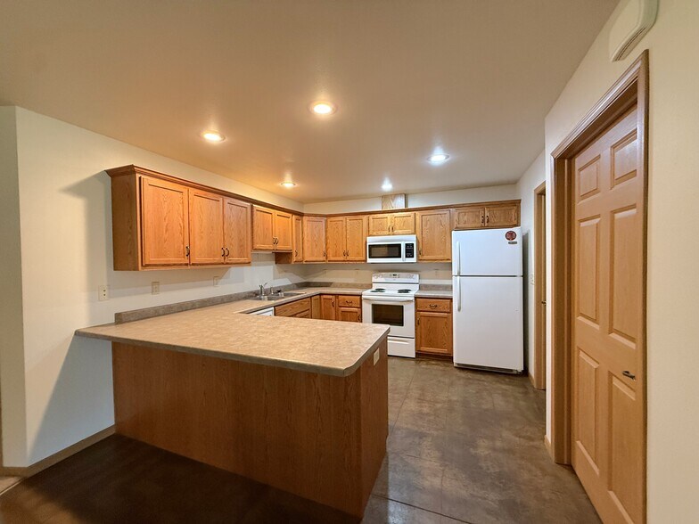 Building Photo - 5856 Delikowski St