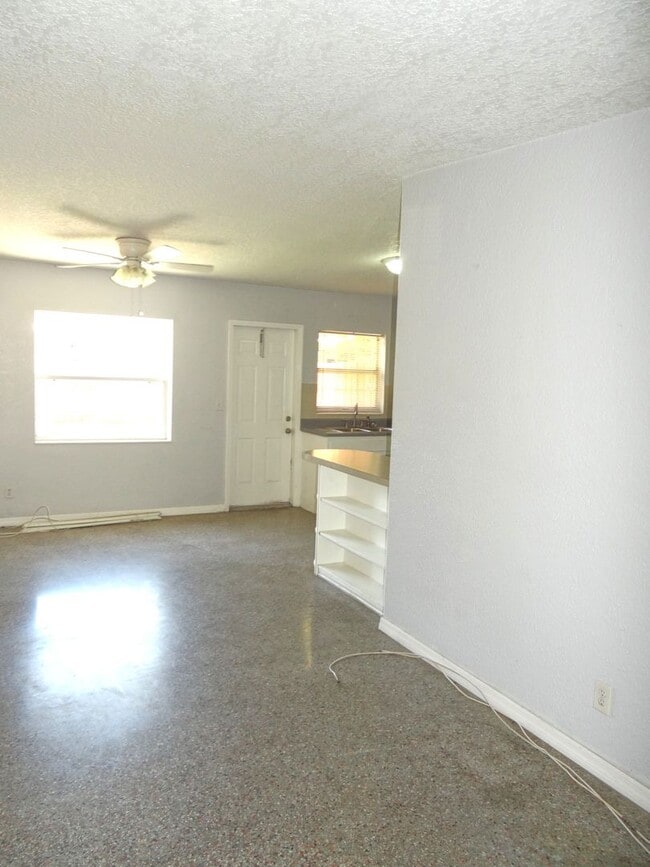 Building Photo - 2 bed, 1.5  bath in a quiet neighborhood