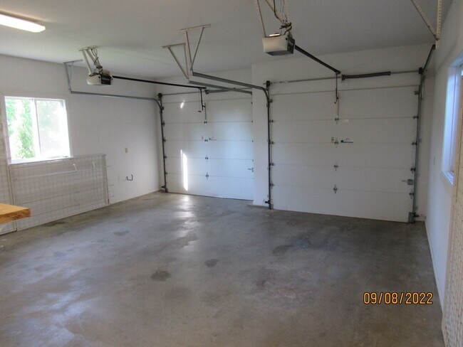 Building Photo - 4 bedroom duplex in Camdenton