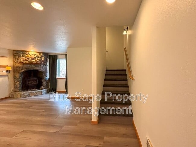 Building Photo - 241896 US-101