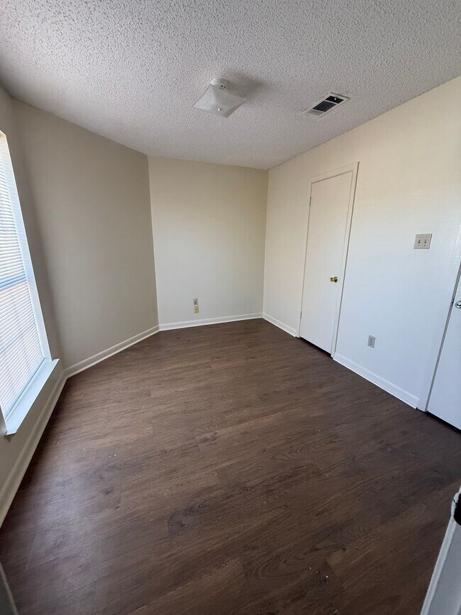 Building Photo - 2BD 2.5BA CONDO WITH WATER INCLUDED