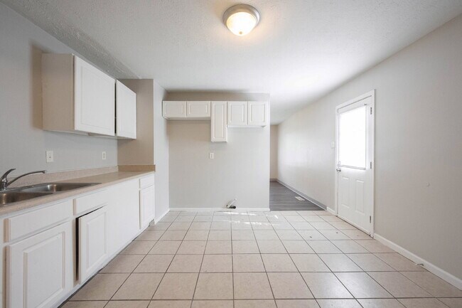Building Photo - "Charming 3-Bed, 2-Bath Retreat in Indiana...