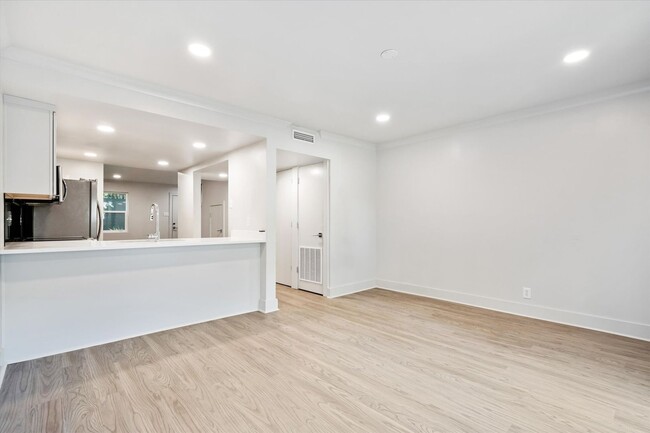 Building Photo - SPRING HILL OAKS CONDOMINIUMS