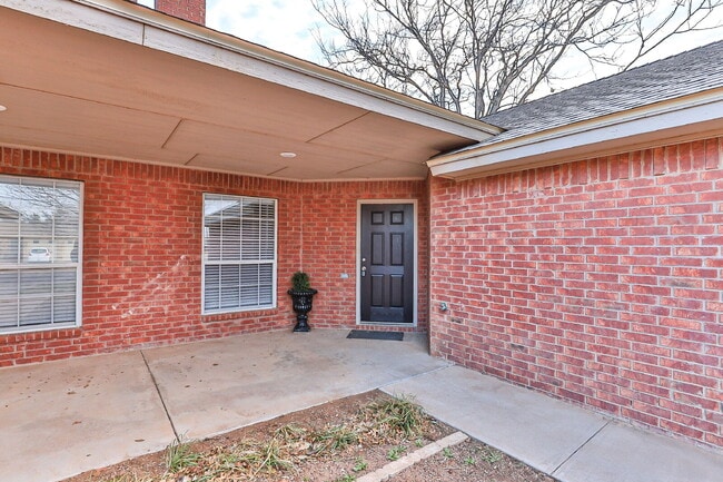 Building Photo - Beautifully remodeled 2/2/2 in very upscal...