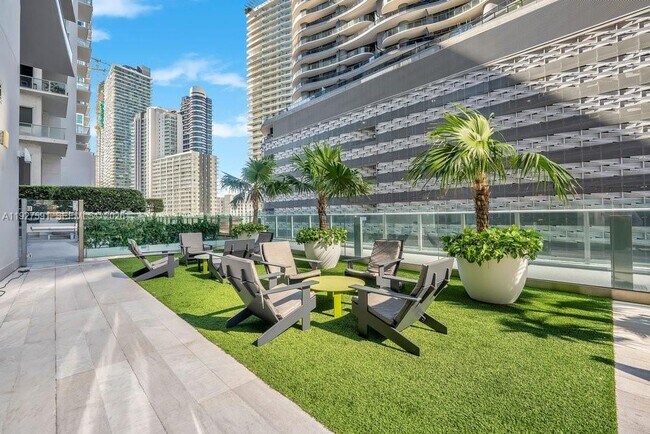 Building Photo - 1010 Brickell Ave