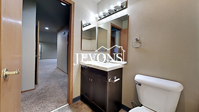 Building Photo - Beautiful duplex near I-823 with flexible ...
