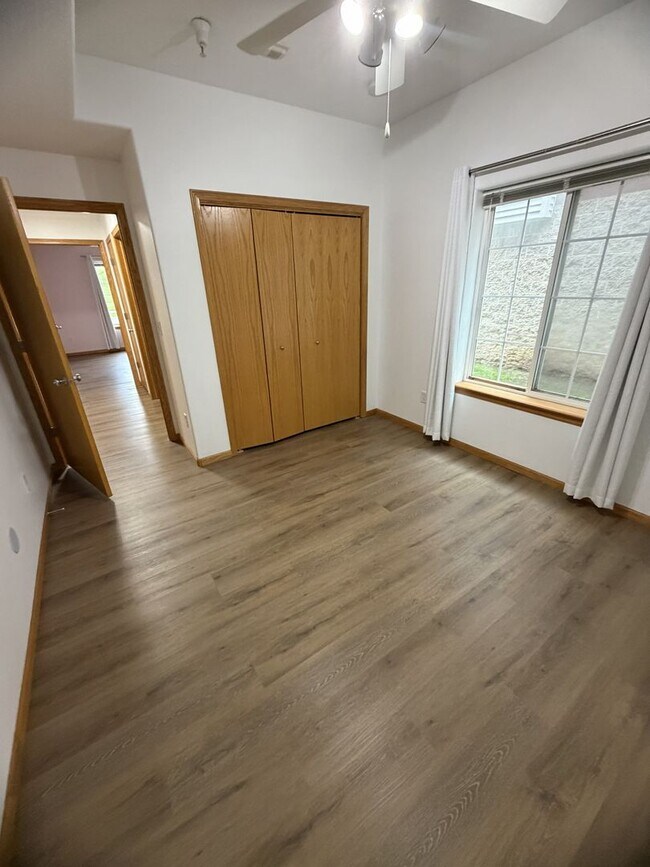 Building Photo - New Listing - 2 Bedroom, 1 Bath Condo on Northeast side of Iowa City