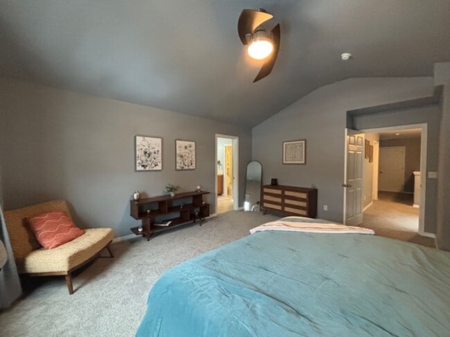 Building Photo - Seasonal Rental - Available August 16, 202...