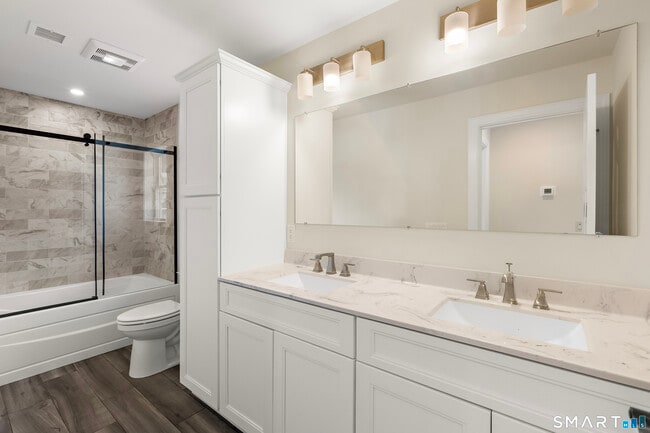 Building Photo - 10 Highland Pl