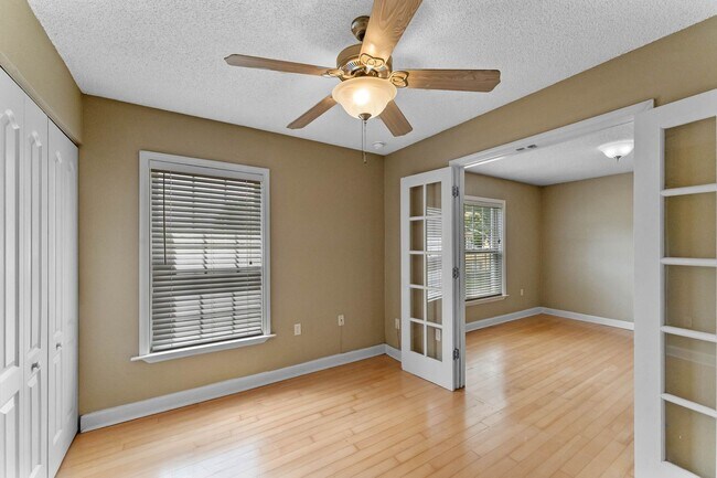 Building Photo - 2025 Dixie Belle Dr