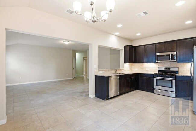 Building Photo - 821 Schefer St