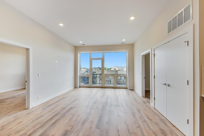 Building Photo - 2827 N Clybourn Ave