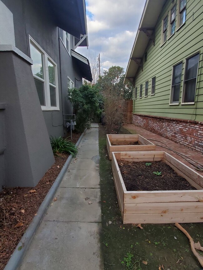 Building Photo - For Rent – Spacious 4 Bedroom Victorian Home | 2,528 Sq Ft