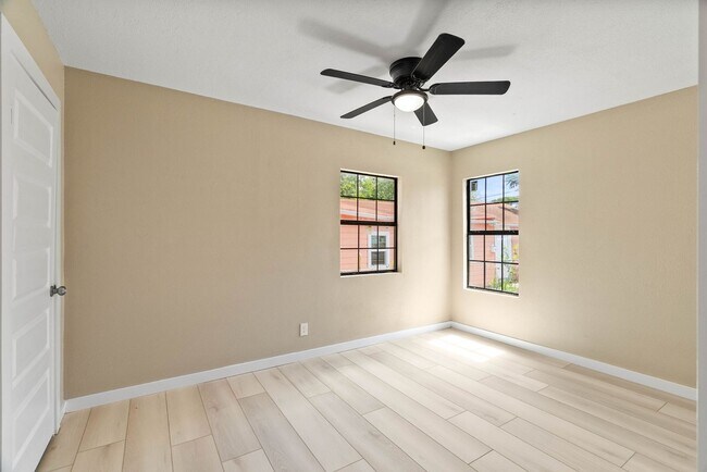 Building Photo - Ready for move in