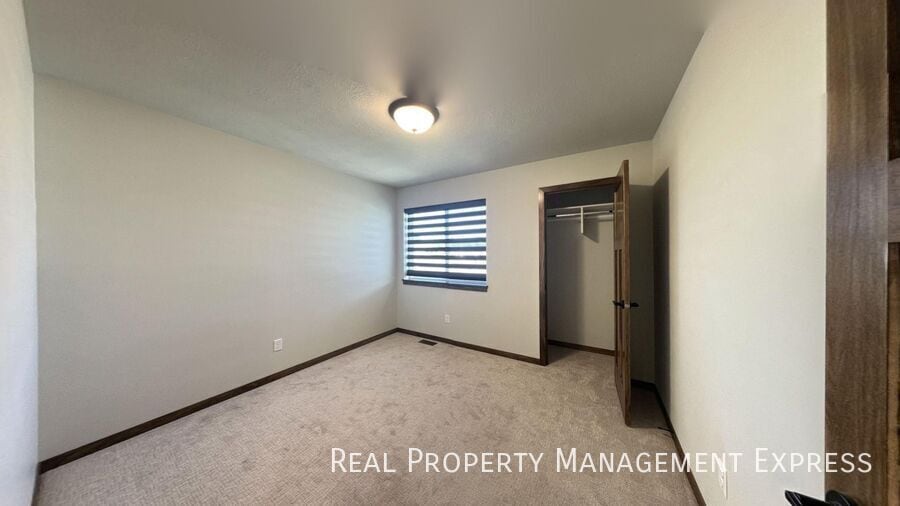 Building Photo - Stunning 3-Bedroom 2.5-Bathroom Townhome