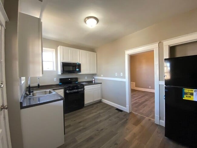 Building Photo - Cute Duplex, Must See!