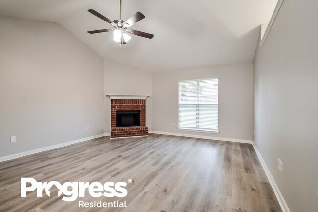 Building Photo - 10712 Oak Cir N