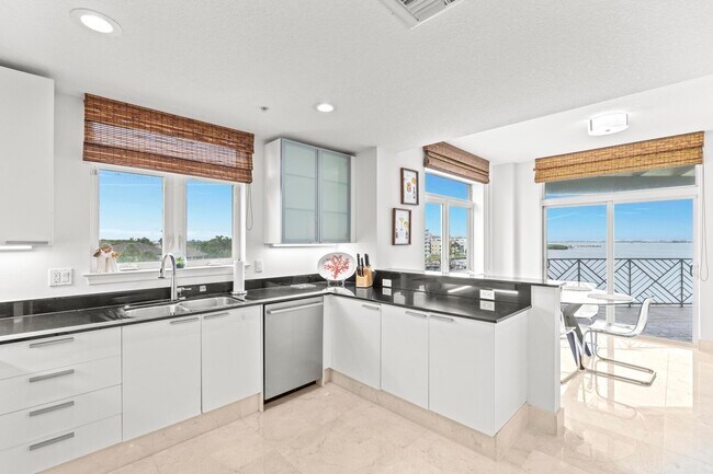 Building Photo - 309 E Ocean Ave