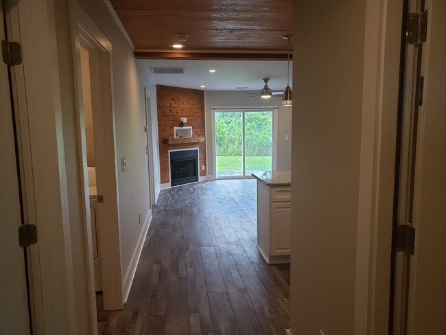 Building Photo - Lovely 2 bedroom 2 bath home located in th...