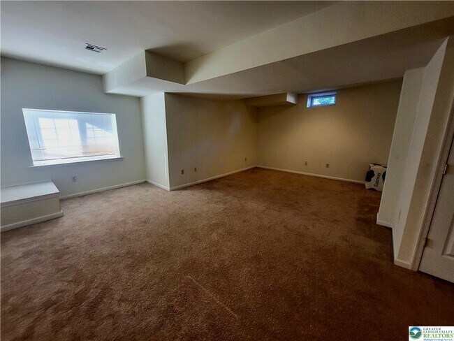 Building Photo - 5215 Spring Ridge Dr E