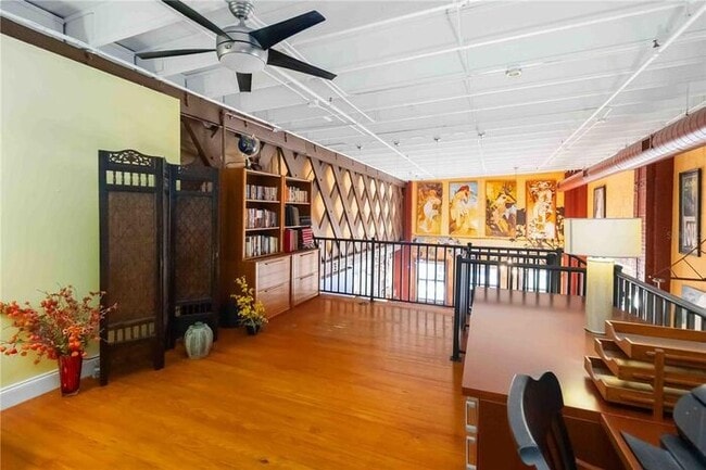 Building Photo - Stunning downtown condo waiting for you to call it home