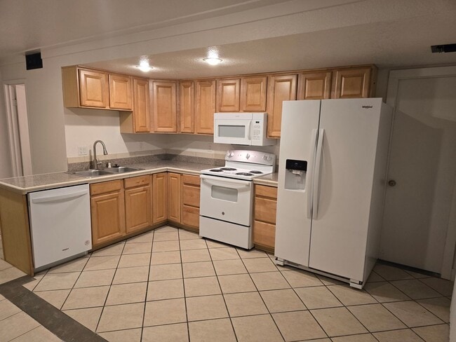 Building Photo - LOFT BEDROOM, 1.5 BATHS WITH ATTACHED 1 CA...