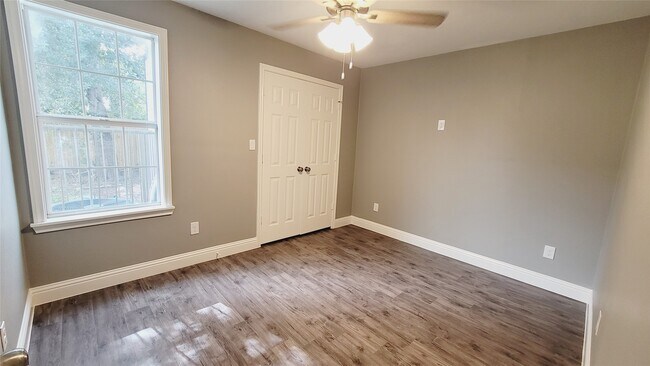 Building Photo - 4034 Dreyfus St