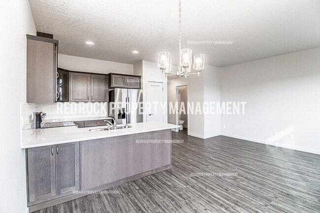 Building Photo - 323 Woodlawn Ln