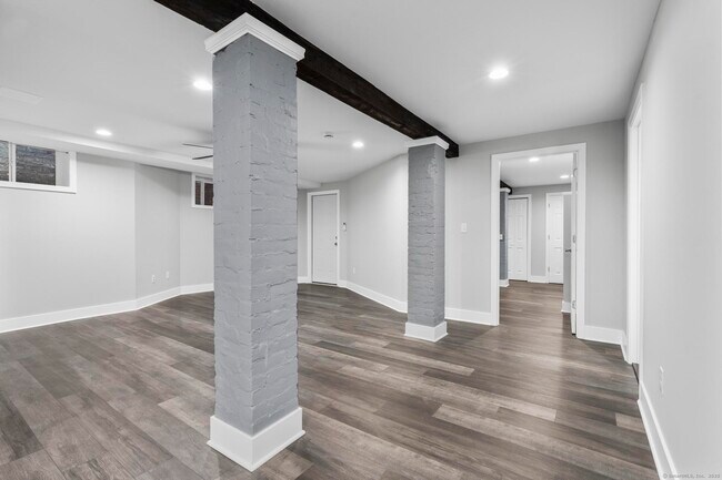 Building Photo - 548 Ferry St